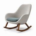 Sillón mecedor de poliéster gris claro con cojín azul y base de madera