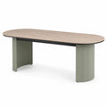 Mesa ovalada de madera y metal